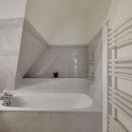Spacious In Normandy With Wooden Floor Apartmán